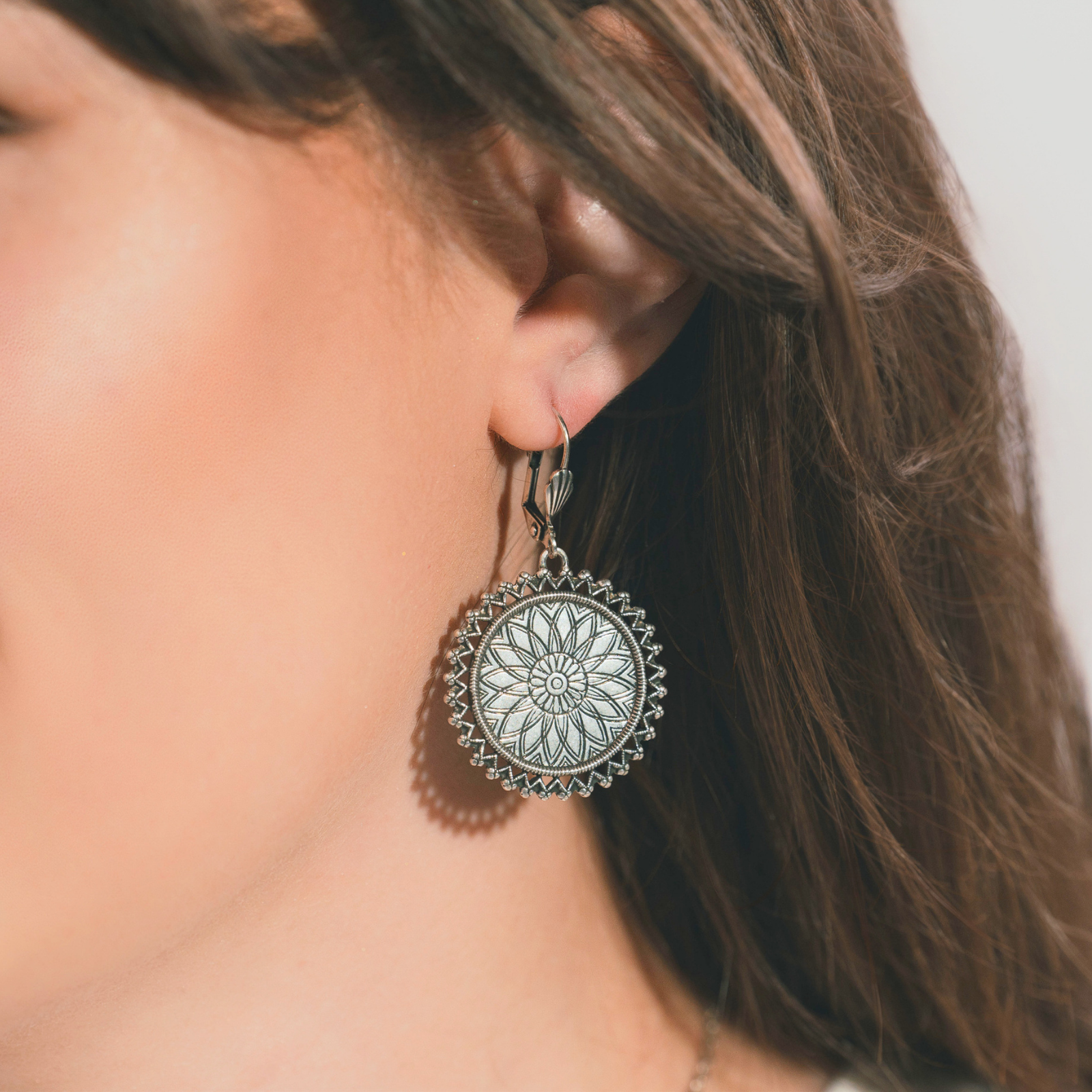 Qu’est-ce qu’un bijou vintage ? Guide complet pour reconnaître et adopter les bijoux vintage