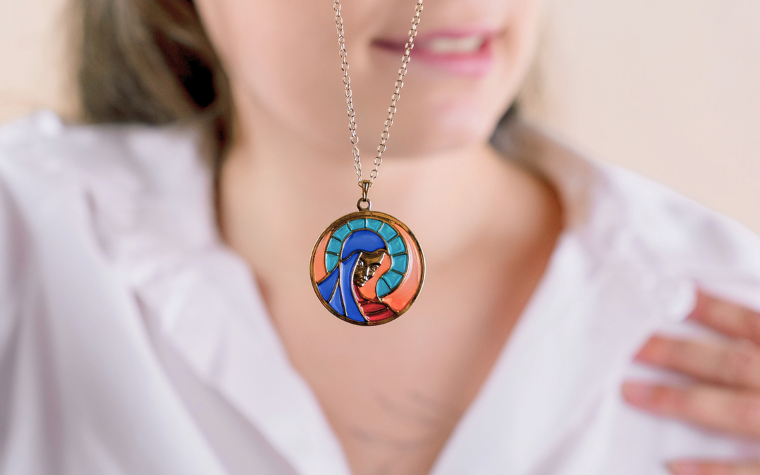 L'effet vitrail : du plique-à-jour de l'Art nouveau aux bijoux d'aujourd'hui