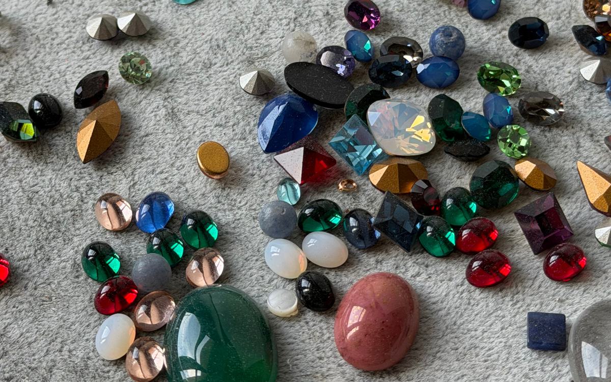 Les strass Swarovski® : histoire, taille et pose d'un éclat