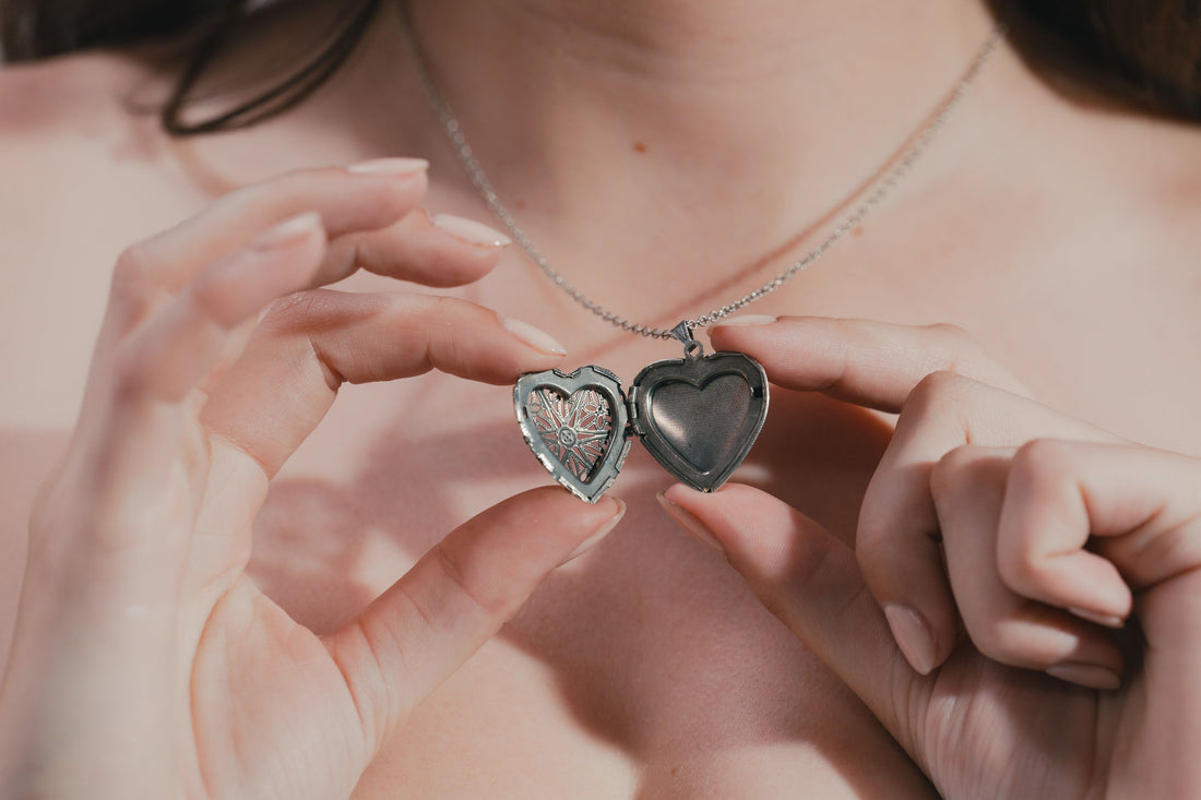 Le Collier Locket Doré, Le Bijou Sentimental Made in France au Cœur de Vos Souvenirs