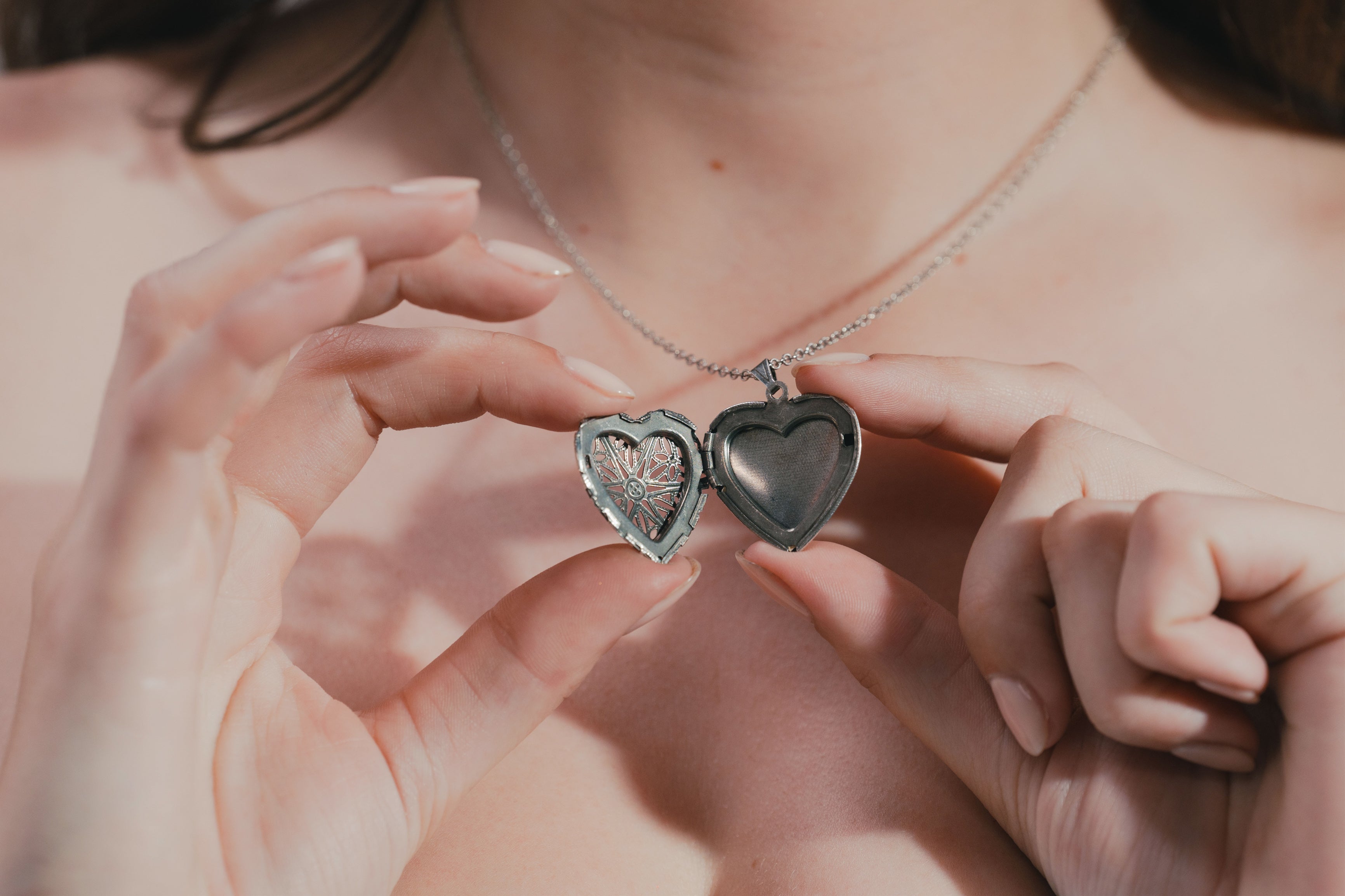 Le Collier Locket Doré, Le Bijou Sentimental Made in France au Cœur de Vos Souvenirs