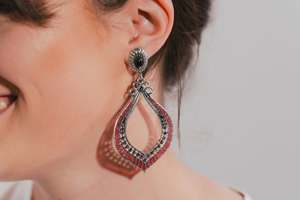 Femme portant des boucles d'oreilles faits main Au Bout Des Rêves en effet vitrail.
