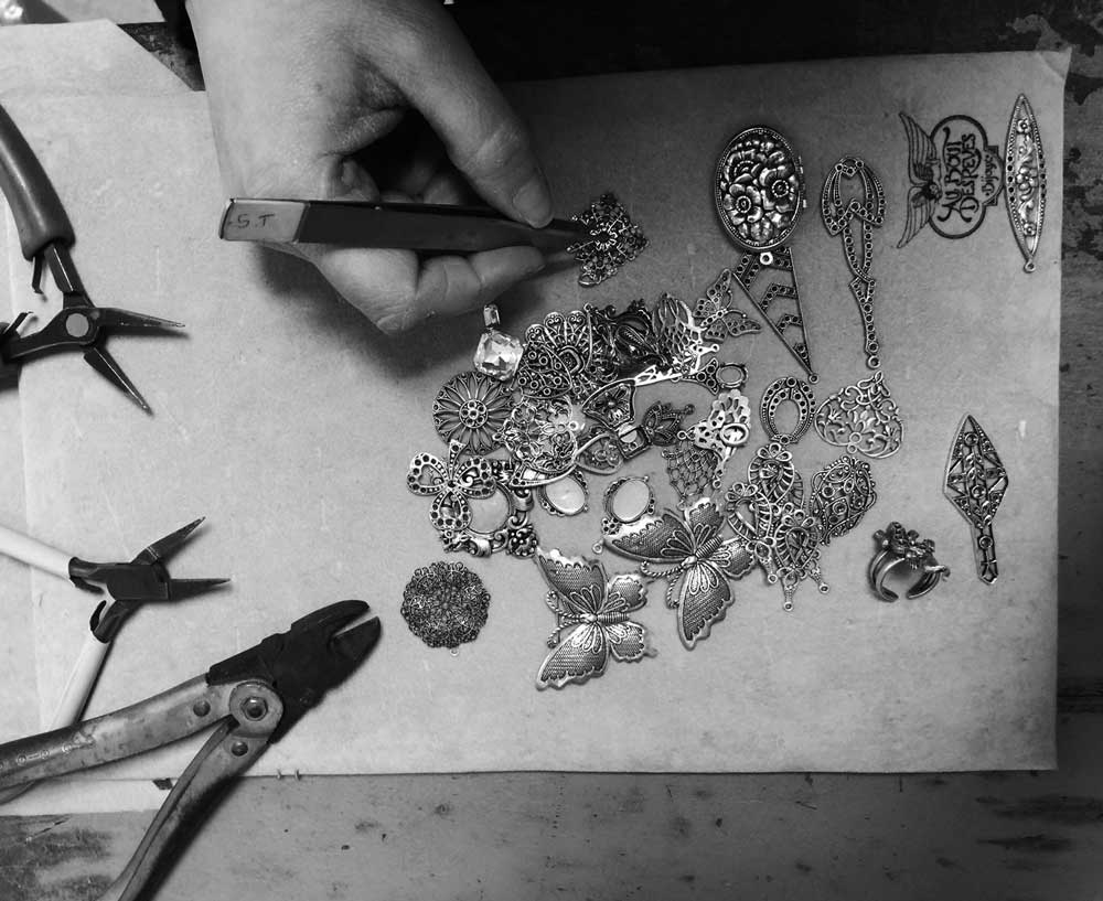 Gros plan sur les mains d'Alexandra BLIN en train de confectionner les bijoux Au Bout Des Rêves