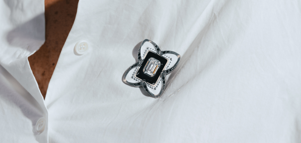 Porté d'une broche ABDR en effet émail blanche et noire