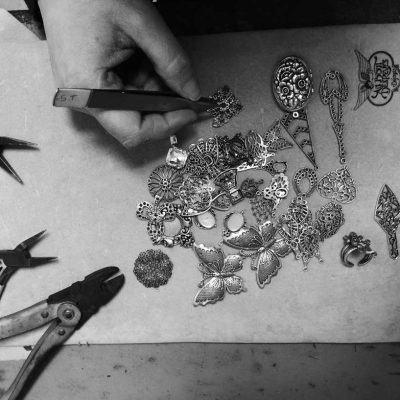 Gros plan sur les mains d'Alexandra BLIN en train de confectionner les bijoux Au Bout Des Rêves